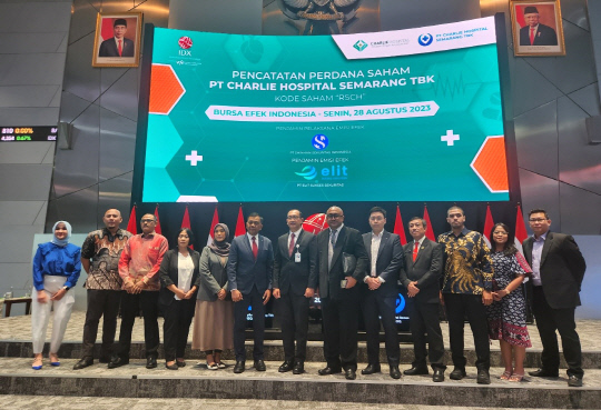 신한투자증권 인도네시아 법인은 지난 28일 현지 사립 병원인 PT Charlie Hospital Semarang (RSCH)의 인도네시아 증권거래소(IDX) 상장을 성공리에 진행했다. 신한투자증권 제공.